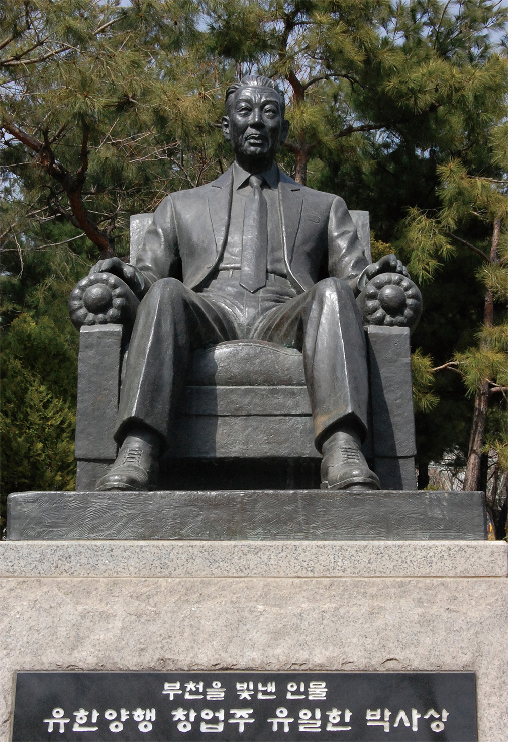 statue of the Dr. New